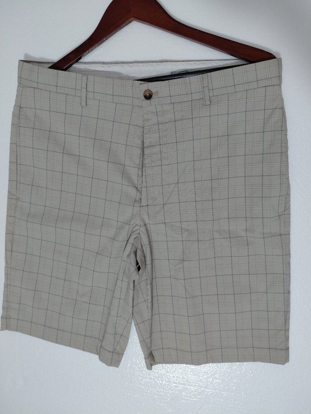 Greg Norman Golf Shorts Men's Size 34 x 10 Tan Check Chino Casual Plaid